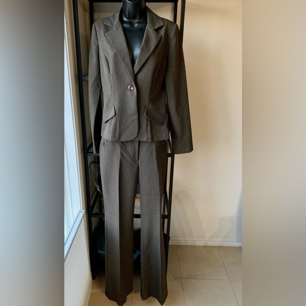 IZ Byer California Dark Brown Woman’s Pant Suit - EUC - Business Work - Classic